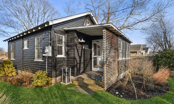 East Marion Cabin | Waterfront NoFo Cottage with public beach access