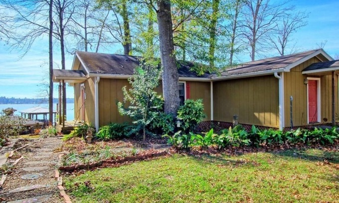 Hemphill Cottage | Waterfront on Toledo Bend! 10 mins from Hemphill town square!