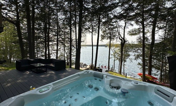 Rideau Lakes House | Waterfront open concept dream cottage with hot tub