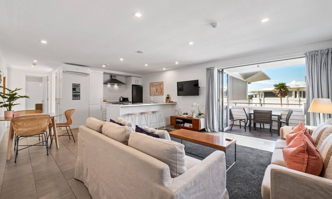 Paihia Apartment | Waterfront Paihia Apartment with Pool.