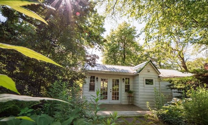 Mount Marion Cottage | Waterfront pet friendly cottage getaway#chezrivegauche