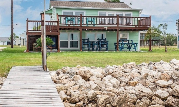 Palacios House | WATERFRONT, pet-friendly retreat with lighted 300’ fishing pier & boat launch!