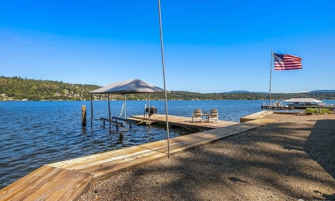 Viewpoint Apartment | Waterfront-Petit Studio on Lake Sammamish near Microsoft with Hot Tub