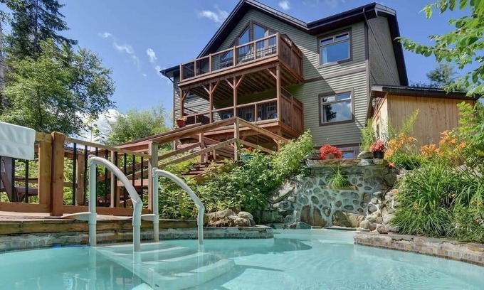 Labelle Ski Chalet | Waterfront private Beach 2 hot tubs Pool Sauna 21p.