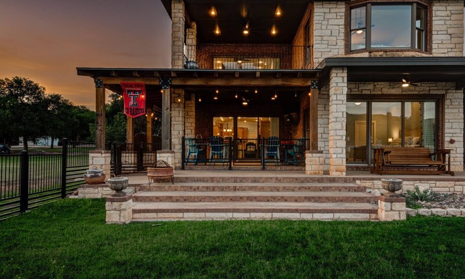 Buffalo Springs House | Waterfront Property @BSL with Incredible Sunsets!