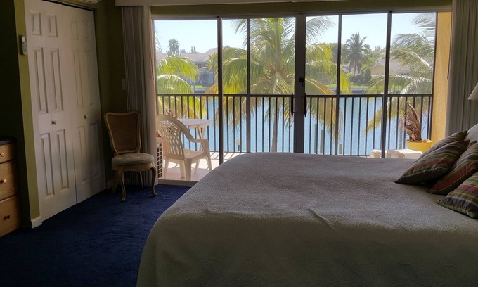Bahamia West House | Waterfront Property 2 bedroom 2.5 bath Winter Retreat to The Bahamas