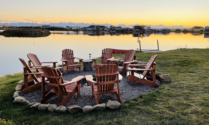Division No. 3 House | Waterfront property 25 min from Waterton