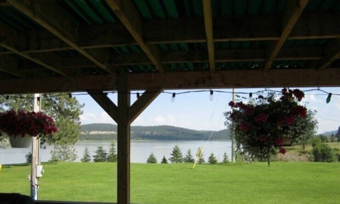 East Kootenay House | Waterfront property in the beautiful Rocky Mountains.