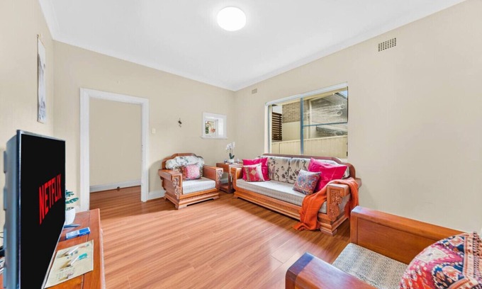 Putney House | Waterfront property located in Putney