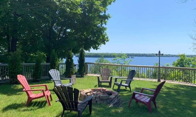 Rideau Lakes House | Waterfront Q Estate summer cottage