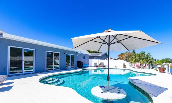 Bay Crest Park House | WATERFRONT RESORT! ON TAMPA BAY WITH SALT HEATED POOL KAYAKS & PADDLEBOARDS 5BDR