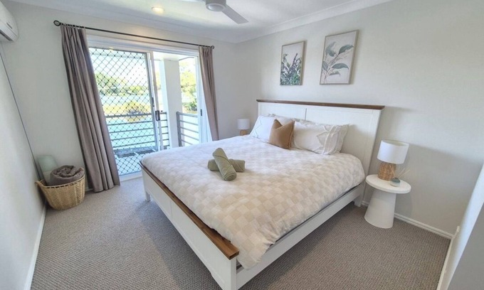 Mermaid Waters House | Waterfront Retreat ~ Sleeps 4