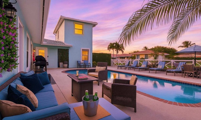 Coral Ridge Isles House | Waterfront Retreat, Heated Pool* 6 bedrooms, arcade