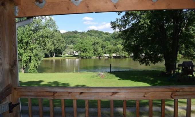 Draper House | Waterfront Retreat on New River/Claytor Lake