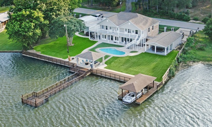 Willis House | Waterfront retreat on quiet cove - Sleeps 20