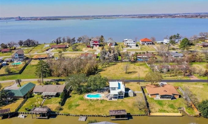 Baytown House | Waterfront Retreat w/Pool: Family & Fishing Escape in Baytown, Near Houston