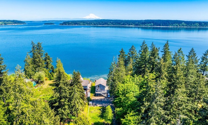 Longbranch House | Waterfront Retreat with Mt. Rainier Views+Hot tub