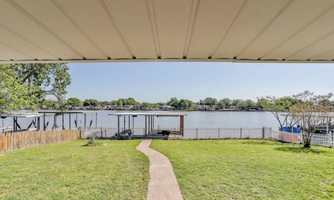 Granbury House | Waterfront Retro Roost with Boat Dock & Lakeview!