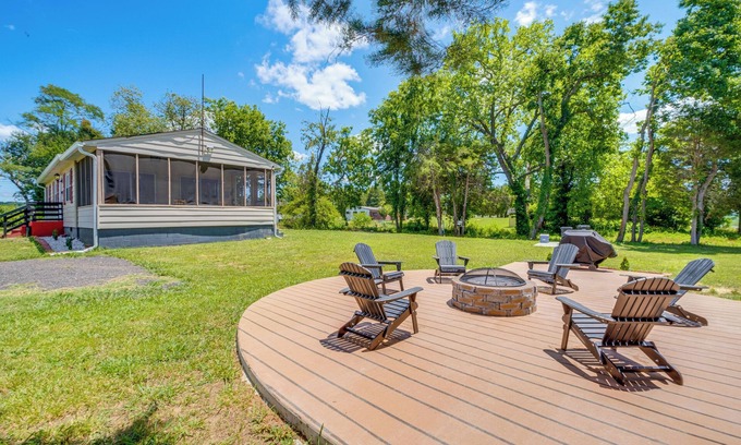 Rock Point House | Waterfront Rock Point Vacation Rental w/Sunroom!