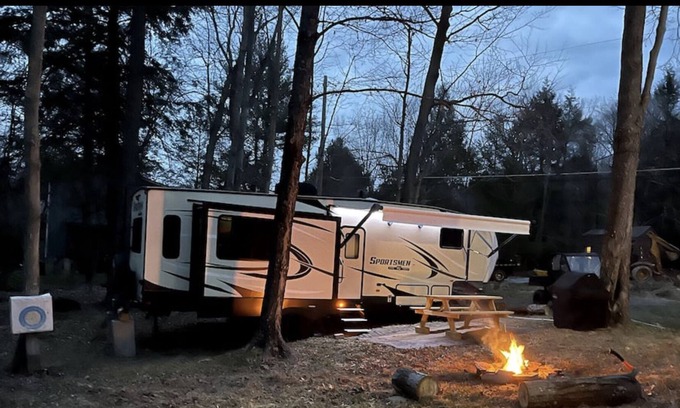Greentown House | Waterfront RV / Camper Perfect for Summer on Lake Wallenpaupack