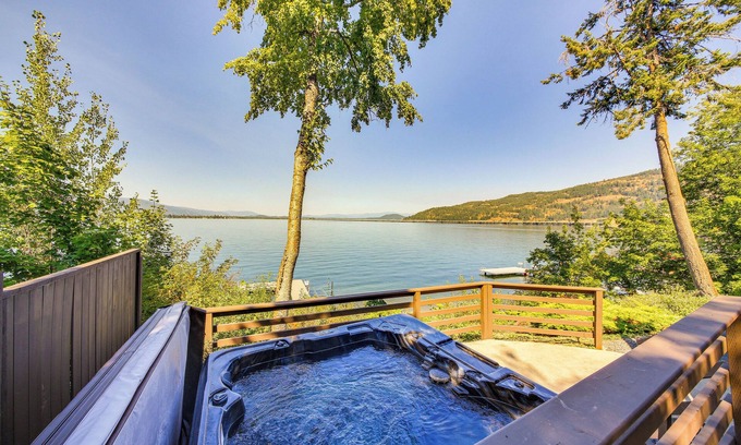 Sandpoint House | Waterfront Sagle Retreat w/Hot Tub & Fireplace