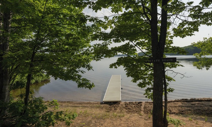 Twin Lakes House | Waterfront sandy beach access