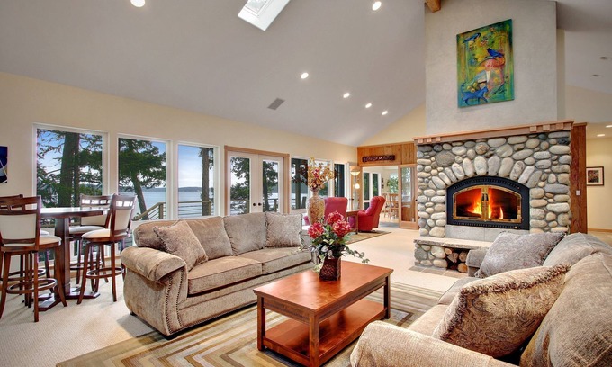 Friday Harbor House | Waterfront! Seasonal Hot Tub! - (Stonecliff)
