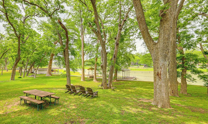 Seguin House | Waterfront Seguin Lake House Near Downtown