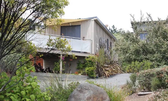 Kingborough Bed & Breakfast | Waterfront Self Contained Accommodation Overlooking Marina