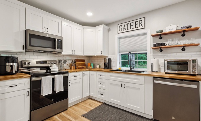 Earlville House | Waterfront & Serene w/King Bed