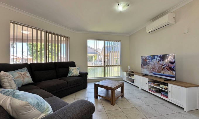 Kalbarri Villa | Waterfront | Sleeps 6 | Resort Pool | Wifi