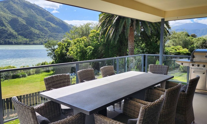 Havelock House | Waterfront & spacious. Room for cars & boat trailer. 6KM from Havelock Marina