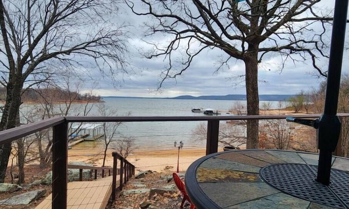 Eufaula House | Waterfront Stay with Sandy Beach