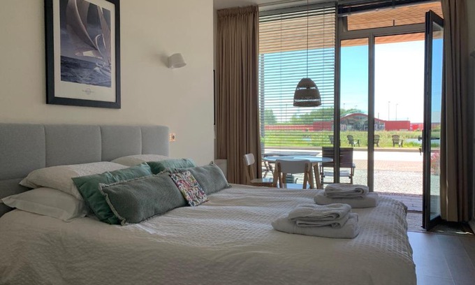Amsterdam East Bed & Breakfast | Waterfront Studio
