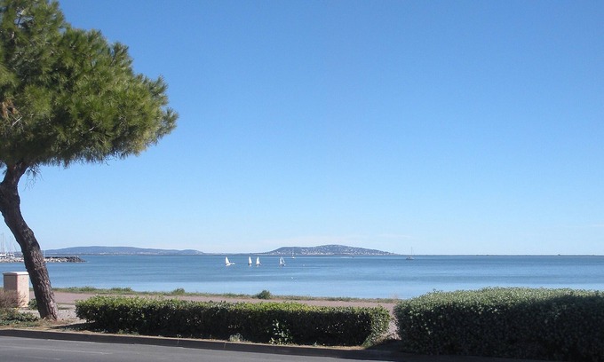 Marseillan Apartment | Waterfront Studio w/Hot Tub & Secure Parking perfect for couples (pet friendly)