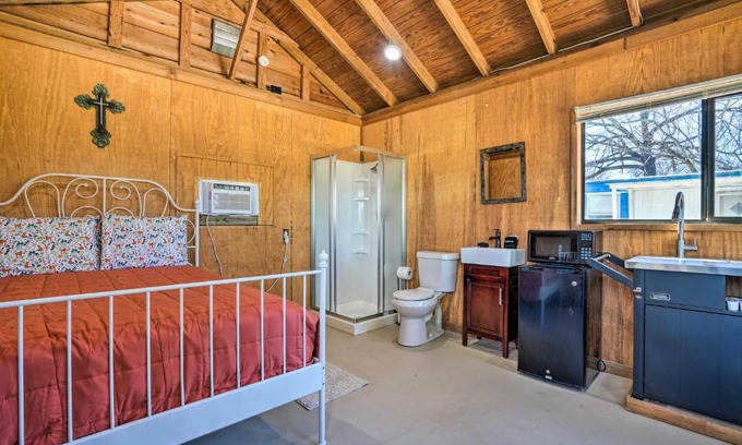 New Braunfels House | Waterfront Studio with Fire Pit on Lake Dunlap!