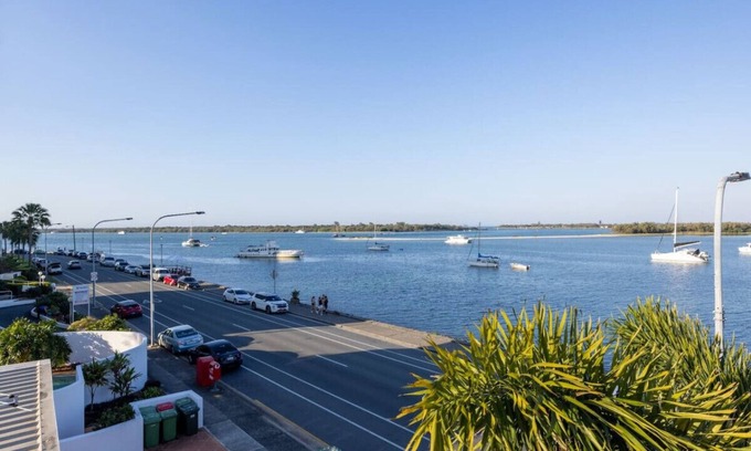 Labrador House | WaterFront Stunning Antique 4Rms/7Beds HolidayHome