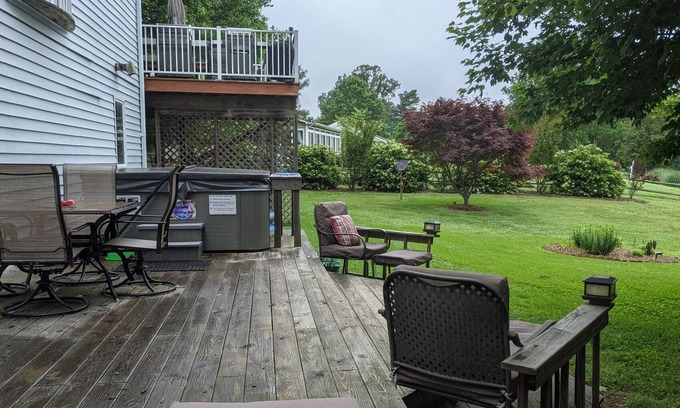 Reedville House | Waterfront Stunning River Retreat - Chesapeake Bay - Hot Tub-Kayaks-Fenced Yard