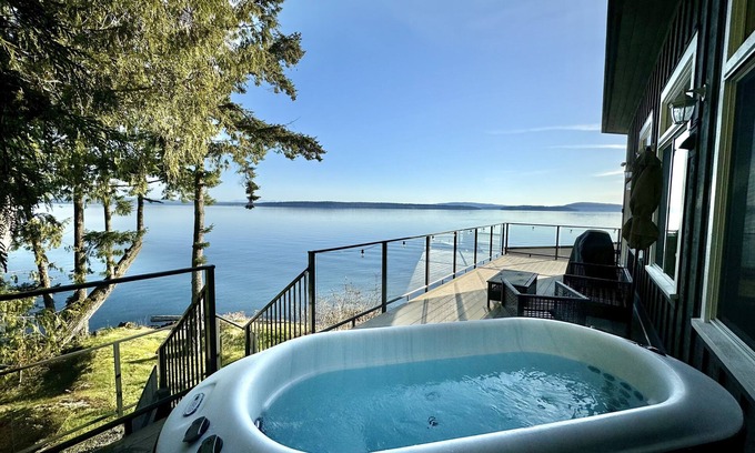 Chemainus House | Waterfront suite with large deck and private hot tub