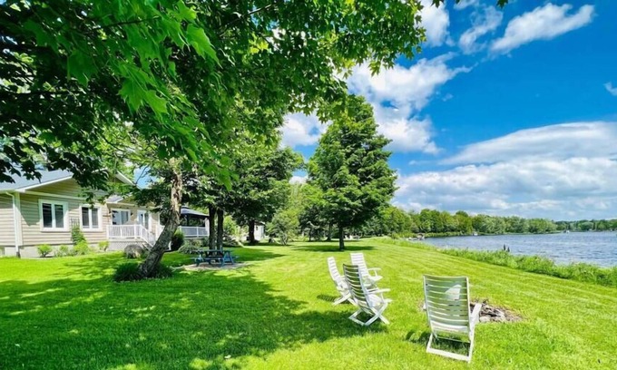 Weedon Ski Chalet | Waterfront- The Happiness Retreat
