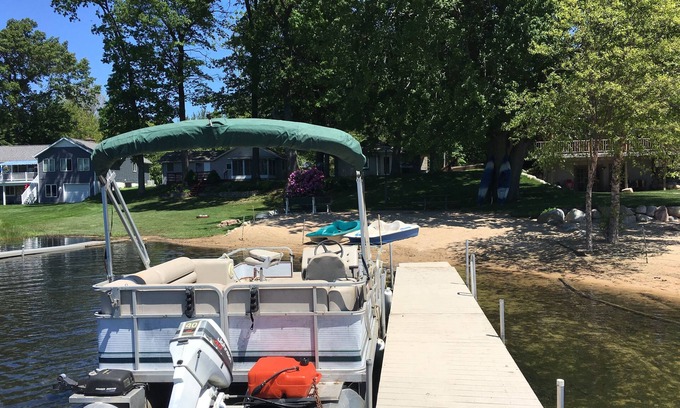 Twin Lake Cottage | Waterfront Twin Lake/Muskegon - Fall Colors - Pontoon - Kayaks - Paddle Boats