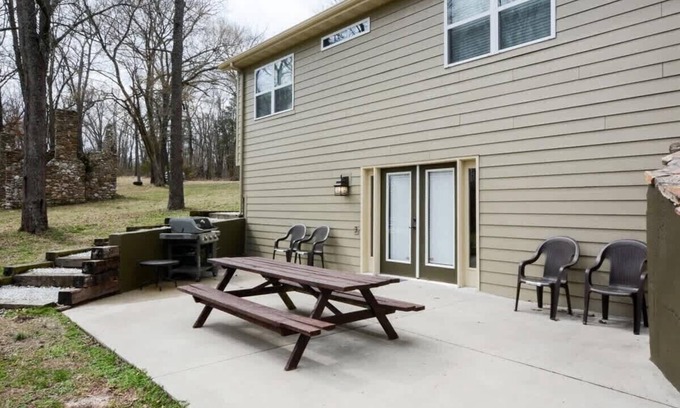 Branson Apartment | Waterfront vacation home with kitchen and balcony