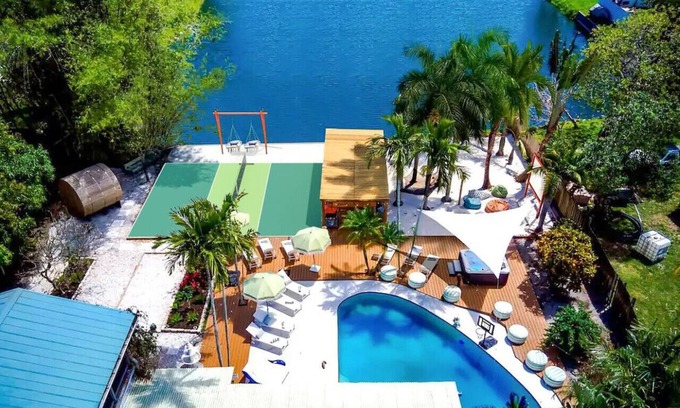 Lake Clarke Shores Villa | Waterfront Villa | Pickeball, Pool, Sauna, Cinema