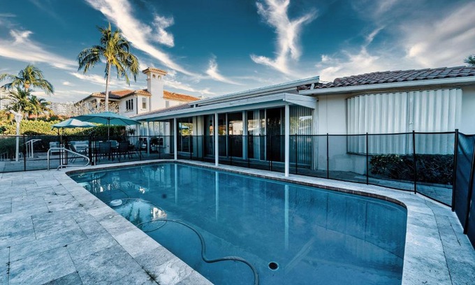 Bermuda Riviera House | Waterfront Villa Heated Pool Spa Walk To Beach