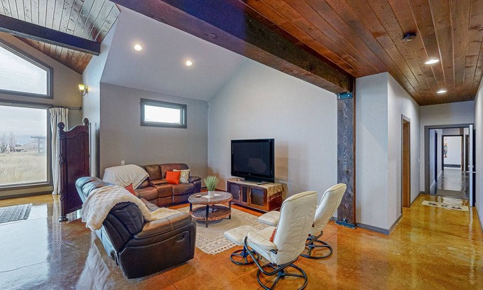 Dallesport House | Waterfront vineyard estate with private pool and incredible Gorge views