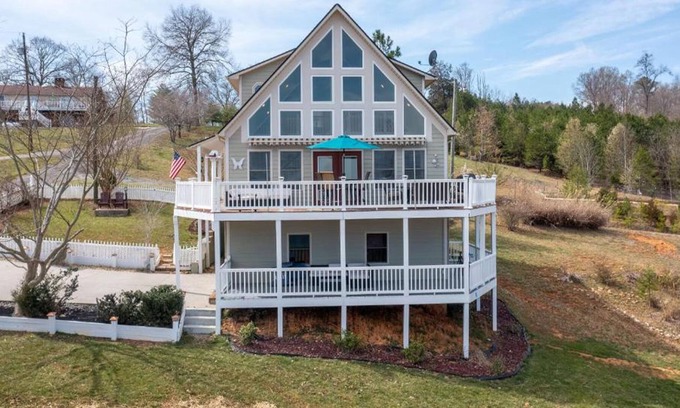 Dandridge Ski Chalet | Waterfront Vista (3-Bedroom Chalet) with Mountain view by RedAwning