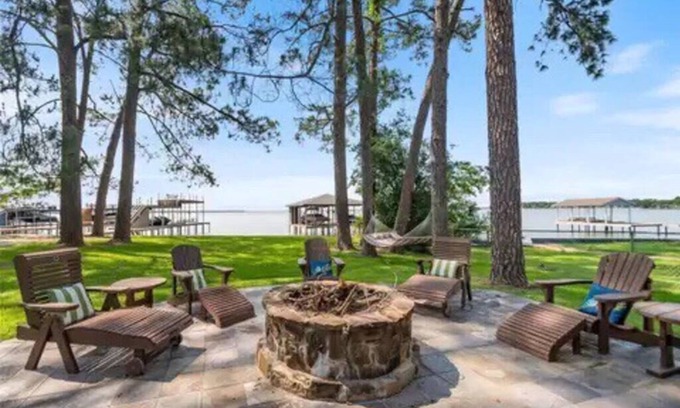 Gun Barrel City House | Waterfront, volleyball court, 2 mins to town, amazing patio, fire pit & more