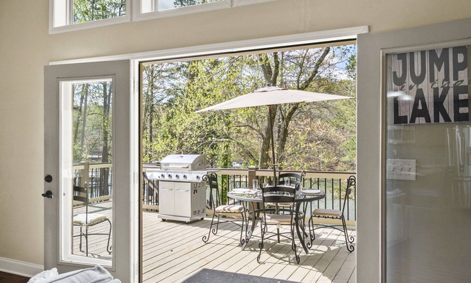 Gainesville House | Waterfront with an easy walk to party dock and pet friendly home on Lake Lanier