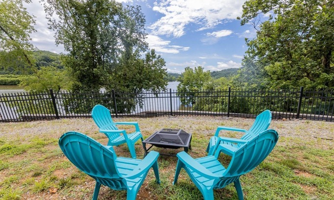 Draper Cabin | Waterfront with Great Views of Claytor! 3BS5