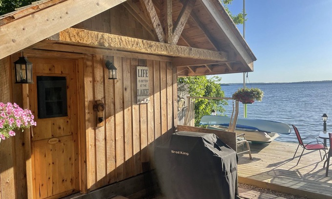 Ramara House | Waterfront with sunsets and sand bottom lake